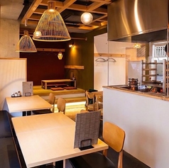 【4名×5卓】テーブル席と掘りごたつ席はゆっくりと料理と会話を楽しめる空間です。和の趣が漂う店内は、接待や記念日にもおすすめ。落ち着いた雰囲気で心もほどけるひとときをお過ごしください。