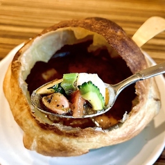 【夏限定】粗挽きソーセージと夏野菜のクリームチーズパイ包みスープカレー
