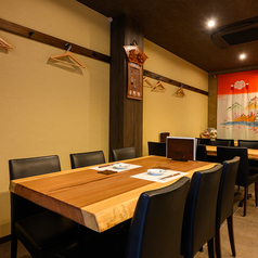 こだわりの和風の店内は、落ち着いた雰囲気で、ゆっくりとお食事をお楽しみいただけます。宴会、接待、飲み会、女子会合コンにも最適です。デートや記念日など、様々なシーンでご利用いただけます。