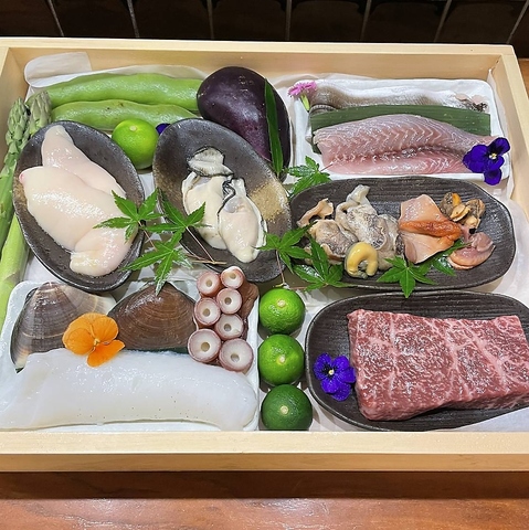 宴会、接待など大切なおもてなしの席にも。新鮮魚・肉・貝と厳選した日本酒をご用意。