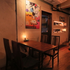 落ち着いた照明の4名様テーブル席は、仲の良い友達とのディナーや女子会にぴったり。居心地のいい空間で、会話を楽しみながら料理やお酒を気軽に満喫できます。ゆったりくつろいで、楽しいひとときをお過ごしください。