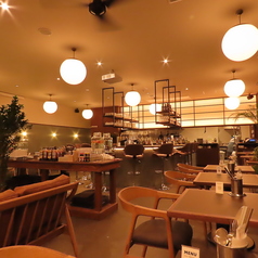 【着席のみ】当店はご予算に応じた貸切も承っており、着席スタイルで最大60名様までのご宴会が可能です◎会社のお集まりや同窓会など、美味しいお食事や楽しい会話をゆったりと満喫したいシーンにぴったりです！大型プロジェクターでの映像投影やお祝いプレートの演出も可能ですので、幹事様はお気軽にご相談くださいませ♪