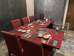 完全個室です。4名様からご利用可能で最大7名様でお座りいただけます。完全個室なので落ち着いた雰囲気を堪能いただけ、ゆっくりおくつろぎいただけます。お早目のご予約をお勧めしております。こちらのお席は完全個室となっておりますので部屋代を別途5,000円頂戴しております。 