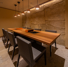 最大8名様までご利用可能な広々とした完全個室です。大切な方をお招きする接待や、特別な日の会食におすすめです。洗練された内装と上質なサービスで、思い出に残るひとときを演出いたします。心ゆくまで極上の焼肉と美酒をご堪能ください。