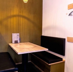 【4名×5卓】掘りごたつとテーブル席はゆとりある空間で自分のペースでお食事を楽しめます。友人同士の食事から小規模な宴会まで幅広く対応可能。居心地の良さと美味しさが両立する、使い勝手の良い空間です。