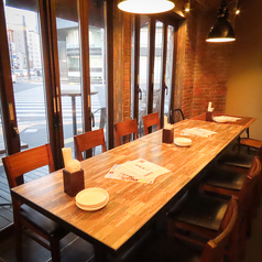 【中規模の飲み会に】グループ利用に最適な6名様掛けのテーブル席。広々としたテーブルで、多彩な餃子メニューやサイドメニューを囲んでワイワイ賑やかに過ごせます。女子会や合コン、同僚との飲み会など、ちょっとした集まりにぜひご利用ください。人気のお席のため、早めのご予約がおすすめです。