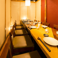 【12～16名様用テーブル席】赤を基調としたデザインが目を引く、中人数様向けの個室席。
