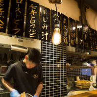カウンター越しに寿司を握る職人の技が目に入る楽しさ◎