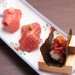 名物のうにといくらの手巻き肉寿司は口の中で海鮮の旨みがふわっと香り、肉のとろける食感が絶品！