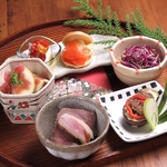 今酔のおばんざい折衷盛りはセッチュウアンの名物の一つ。他に牛タンシチューやシャトーブリタンも◎