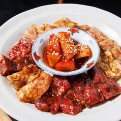 【おためしセット】　焼肉５種(上カルビ、カルビ、サガリorハラミ、ホルモン、豚トロ)と季節の焼野菜の写真