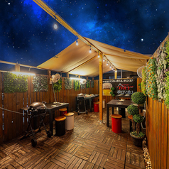 少人数から中規模まで対応可能なテーブル席やテラス席をご用意。開放的で居心地の良い空間は、会社の飲み会や歓送迎会など、幅広い宴会シーンに最適です。