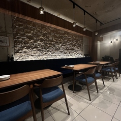 オシャレな雰囲気の当店。大人数でもゆったり出来るソファー席は人気席です