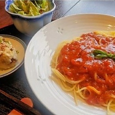 トマトソースパスタ
