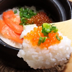 サーモンといくらの金箔土鍋ご飯