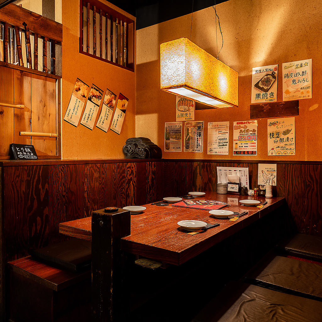 木のぬくもり、間接照明が落ち着いた雰囲気を演出…。