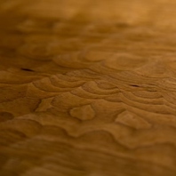 床には「なぐり」加工の無垢材を贅沢に使用