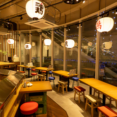 【広がる景色と共に、食事を楽しむ】外の景色を眺めることができる広々とした4人席は、ゆったりとした時間を過ごすのにうってつけです♪食事をしながら、友人や家族と会話が弾みます！