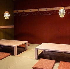 【掘りごたつ4名×2卓】足を伸ばしてゆったりと寛げる掘りごたつ席は、落ち着いた雰囲気で会話も弾みます。ご友人とのお食事はもちろん、ご家族の集まりや会社のご宴会にもぴったり◎心地よい空間で美味しい料理とお酒をお楽しみください。人数に応じて柔軟に対応可能ですので、ご予約もお気軽にどうぞ。