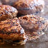 １から手ごねして作り、鉄板でじっくり焼いてます！ 肉汁が最高です！