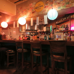 厨房の熱気や料理の香りを間近に感じられるカウンター席は、お一人様やデートにぴったりの特等席。目の前には色とりどりのお酒がずらりと並び、頭上には世界各国のお札が飾られ、遊び心あふれる空間が広がります。気軽に立ち寄って、ここだけの特別な時間を味わってみてください。