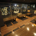 大きな窓から店内の賑わいが見える掘りごたつ席は、仲間同士の食事や会社帰りの飲み会にぴったり◎靴を脱いでゆっくりくつろげる掘りごたつ！ワイワイするもよし。落ち着いて食事を楽しむもよし！ごゆっくりお楽しみいただけます♪