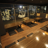 大きな窓から店内の賑わいが見える掘りごたつ席は、仲間同士の食事や会社帰りの飲み会にぴったり◎靴を脱いでゆっくりくつろげる掘りごたつ！ワイワイするもよし。落ち着いて食事を楽しむもよし！ごゆっくりお楽しみいただけます♪
