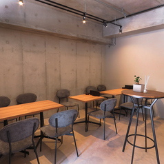 【テーブル席:2名様×6席】※一席は背の高いテーブル席があります