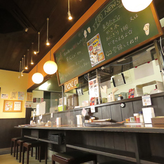 お一人様でも気兼ねなくご利用いただけるカウンター席が5席ございます！ サッと食事を済ませたい時や、仕事帰りに軽く一杯飲みたい時にも最適です◎ぜひお気軽にお立ち寄りください！