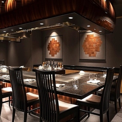 シックな和の雰囲気が漂うカウンター席。黒毛和牛など厳選された食材をダイナミックに焼き上げる様子を間近で見ることができるので、大切な記念日やデートにぴったり。シェフとの会話を楽しみながら、ライブ感あふれる時間をお過ごしください。