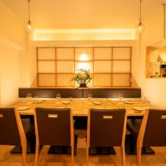 温かみのある照明と木の質感が心地よい店内は、宴会にぴったりの落ち着いた雰囲気です。料理が並べやすい広めのテーブル、会話が自然と弾む距離感、そして和モダンの穏やかな空気が、特別な集まりをより華やかに彩ります。会社の集まりから友人同士の宴会まで幅広く使え、人数に合わせて席のレイアウトも柔軟に調整可能。