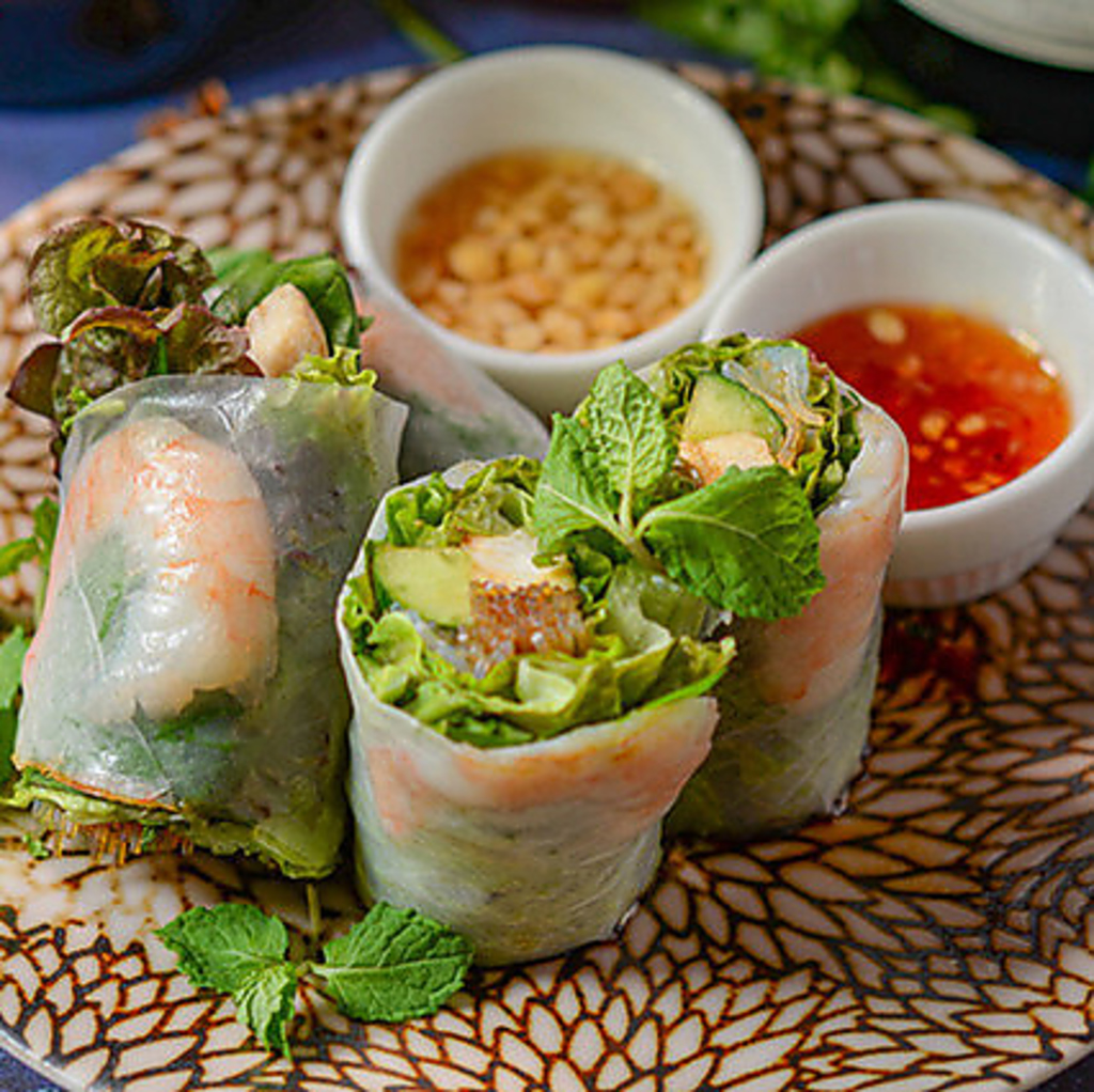 ベトナム料理の定番「ベトナム風生春巻き」は、野菜等をライスペーパーで巻いた新鮮でヘルシーな料理