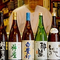 店主自ら日本酒や焼酎を取り寄せ、お客様にご提供しております。全国から厳選したお酒を、美味しいお寿司とともにお楽しみください。