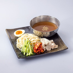 韓国風つけ麺は冷麺のスープでお召し上がりいただきます！ピリッと辛いキムチがアクセントになって◎