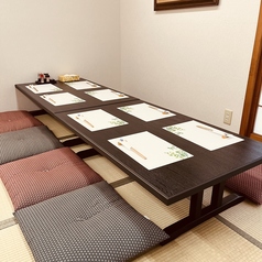 広々とした座敷席は、団体様のご利用でも大歓迎です！ゆったりとした空間で、みんなで楽しいひとときをお過ごしいただけます。会社の宴会や友人との集まり、家族の食事会など、様々なシーンに対応できます。お気軽に当店までご相談ください。ご予約をお待ちしております！