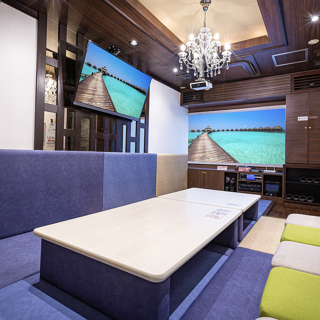 100インチ以上確約のルームもご用意◎迫力のスクリーンでお楽しみ頂けます♪※画像は7名部屋です