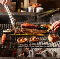 厳選した旬の魚介や野菜を炉端焼きで