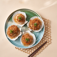 《蒸し料理》　ホタテ貝のニンニクソース