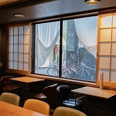 2名テーブルが２つになります。気温が高い時は窓を開けていますので、心地よい風が吹けば外飲み気分！？