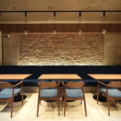 間接照明でゆったりとお寛ぎいただけます。少人数～大人数様でのご宴会もかのうです