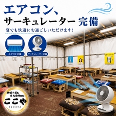 「牡蠣小屋は暑い」というイメージを覆す、快適な空間づくりにこだわっています。店内はエアコン、サーキュレーターを完備しているため、暑い季節でも涼しく過ごしながら炭火海鮮BBQをお楽しみいただけます。天候や季節を気にせず、一年中快適に牡蠣や新鮮な海鮮を味わえるのが「ここや」の魅力です!