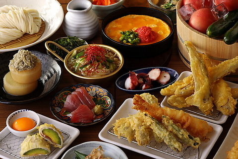 駅近◎出汁と自家製麺にこだわる博多うどん店。サク飲みや宴会に最適なくつろぎ空間♪