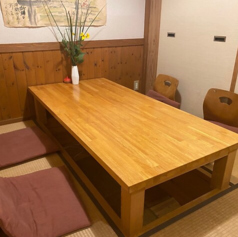 4名様用の快適な掘りごたつ席をご用意しております。足を伸ばしてリラックスできるため、落ち着いた居心地の良い空間です。友人や家族との楽しいひとときをお過ごしください。