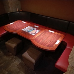 ◆2～3名：L字ソファ席のロールスクリーンを外したお席です6～8名様でもご利用で頂けます