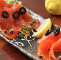 スモークサーモンのカルパッチョ仕立