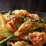 【スタミナ鉄板もつ焼き】もつ鍋もいいけど自家製みそタレに絡めたジューシーなもつ焼きをどうぞ☆