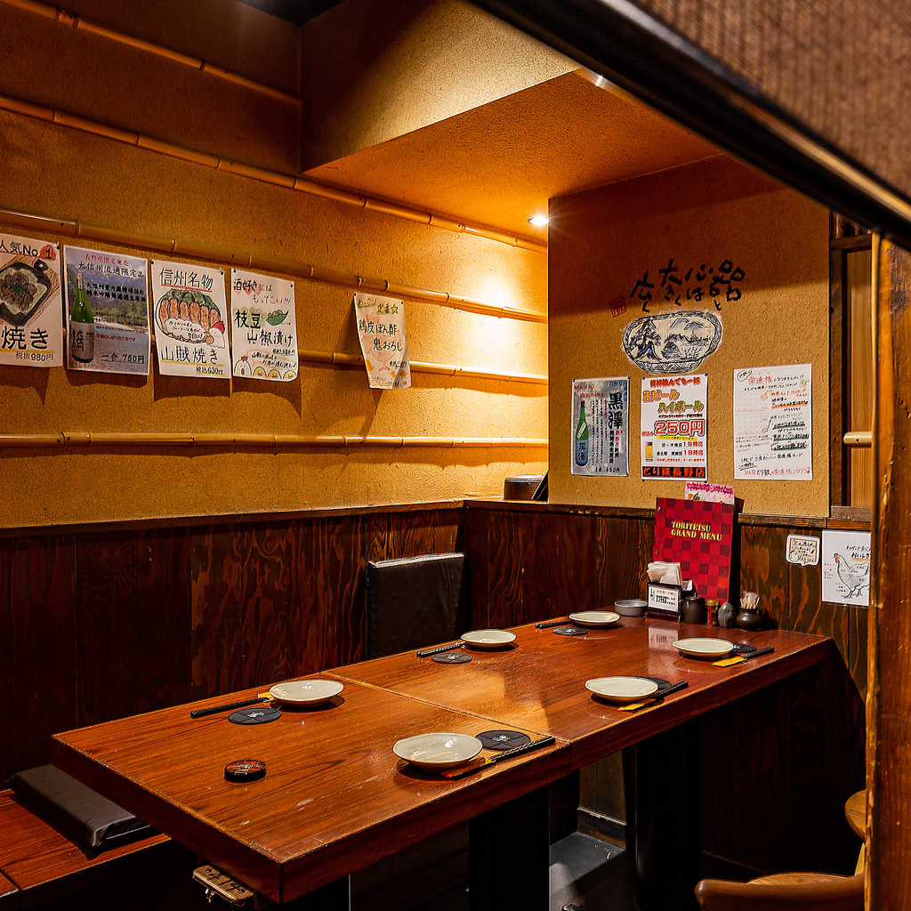 最大10名様までお使いいただける半個室席。真ん中を簾で仕切ると4名、6名のお席に♪