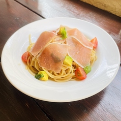 生ハムとトマトとバジルの冷製パスタ