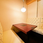 デートや女子会にもおすすめな半個室。周りに気兼ねなくゆったりくつろいでお過ごしください。