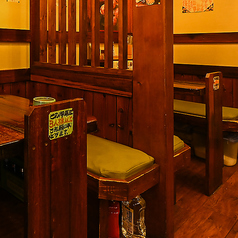 【テーブル席】4人掛け（3名～4名）のテーブル席をご用意しています。急な飲み会などにもご利用いただくことができるので、ぜひご予約、ご来店お待ちおります。